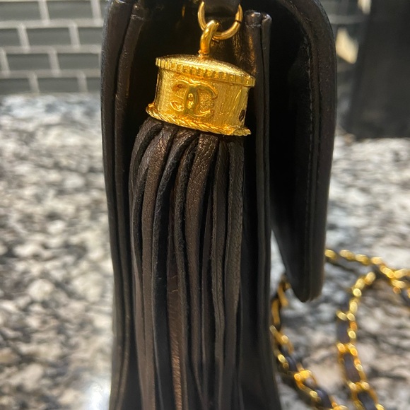 Vintage Chanel Flap Bag in Navy - Picture 4 of 10